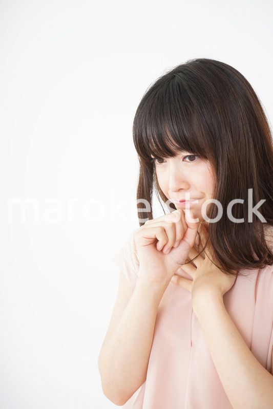 風邪で咳込む若い女性