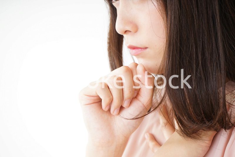 風邪で咳込む若い女性