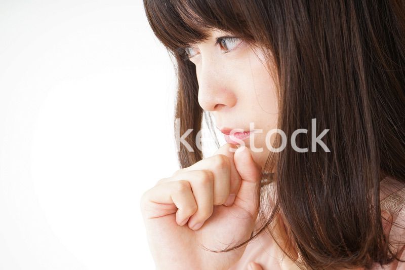 風邪で咳込む若い女性