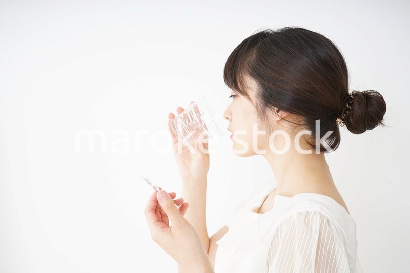 内服薬を服用する若い女性