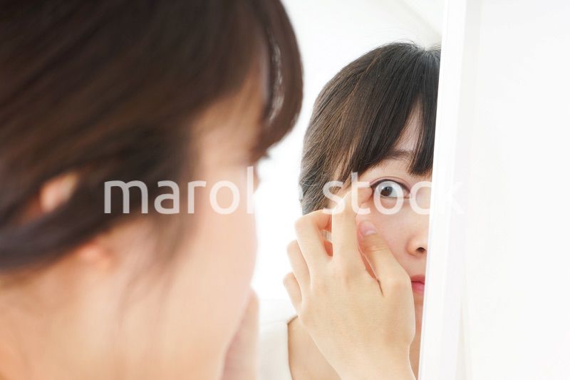 スキンケアをする若い女性