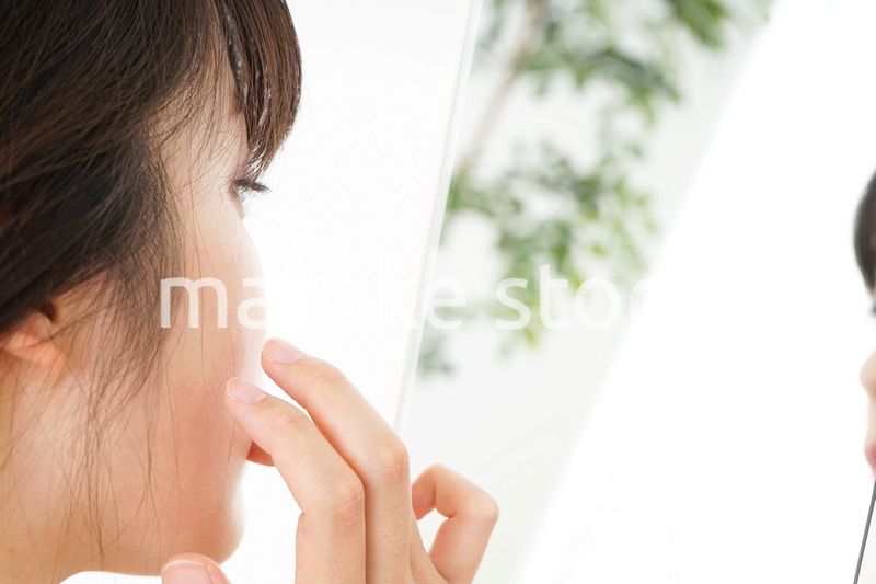 スキンケアをする若い女性