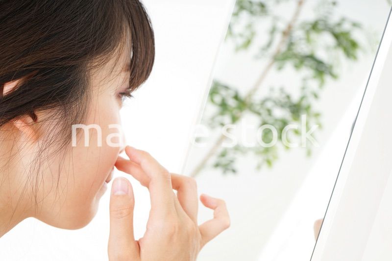 肌荒れをケアする若い女性