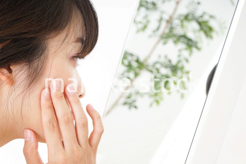 スキンケアをする若い女性