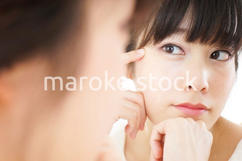 スキンケアをする若い女性