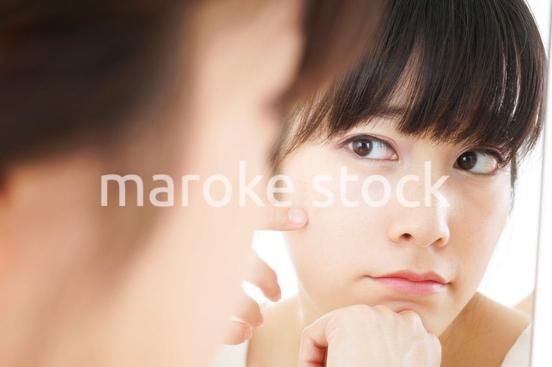 スキンケアをする若い女性