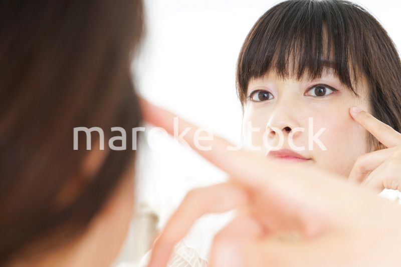 肌荒れをケアする若い女性