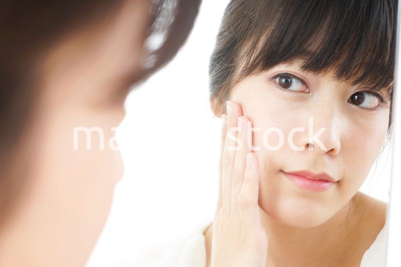 スキンケアをする若い女性