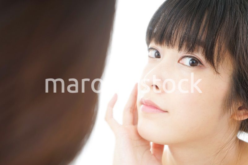 スキンケアをする若い女性