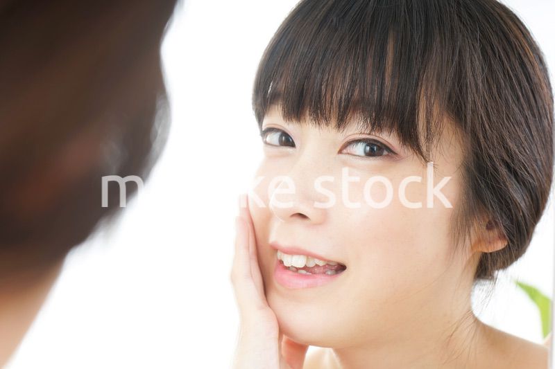 スキンケアをする若い女性