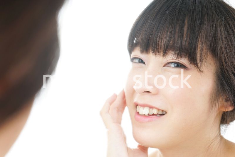 スキンケアをする若い女性