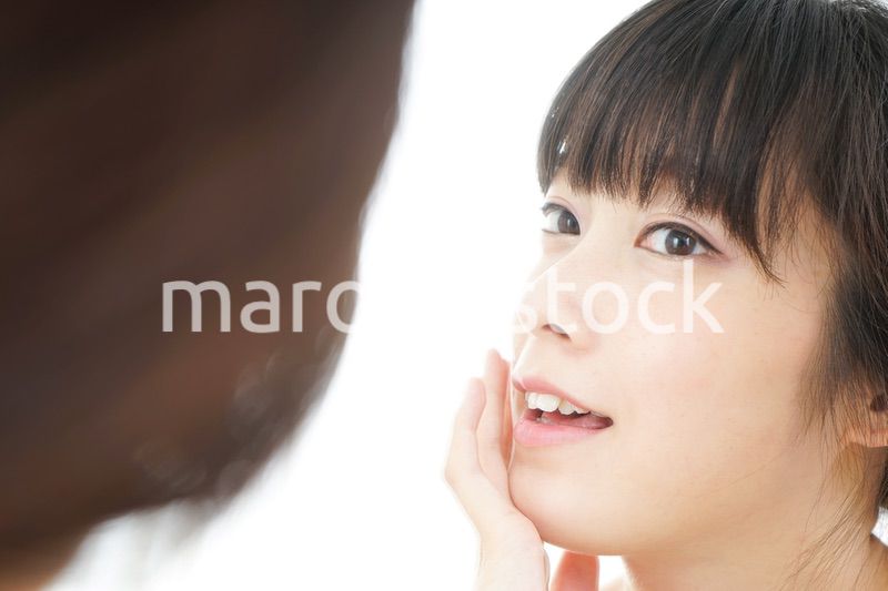 スキンケアをする若い女性