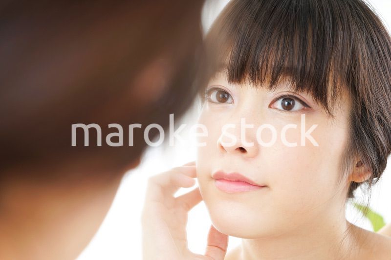 スキンケアをする若い女性