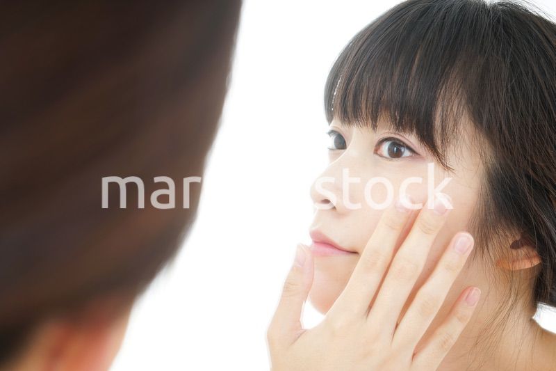 スキンケアをする若い女性