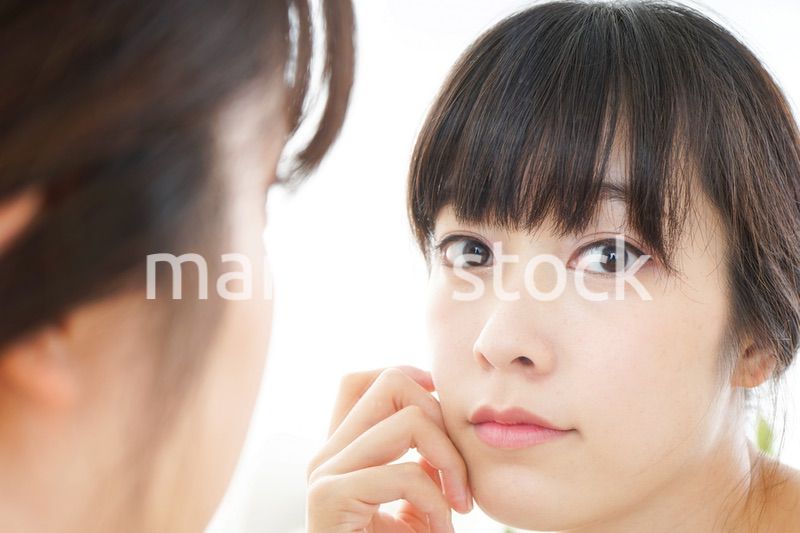 肌荒れをケアする若い女性