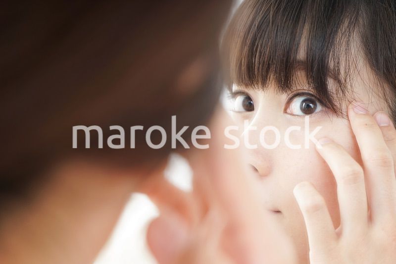 スキンケアをする若い女性