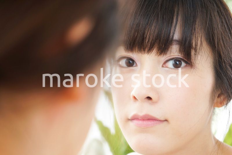 肌荒れをケアする若い女性