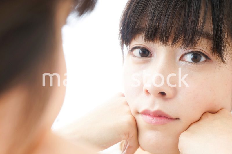 肌荒れをケアする若い女性