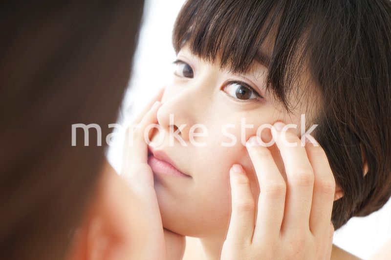 スキンケアをする若い女性