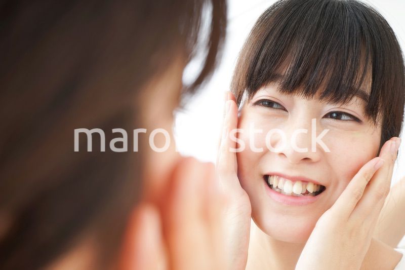 スキンケアをする若い女性