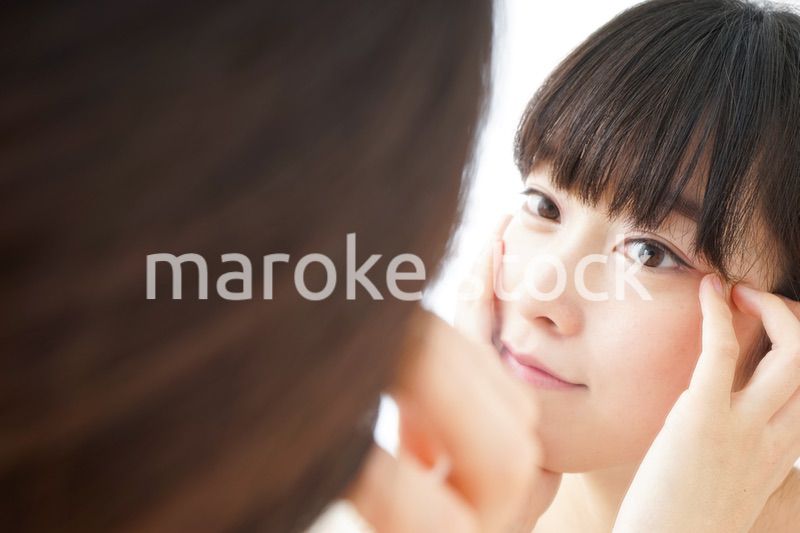 スキンケアをする若い女性