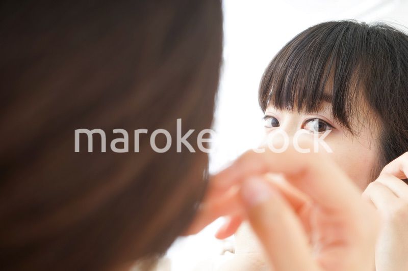 肌荒れをケアする若い女性