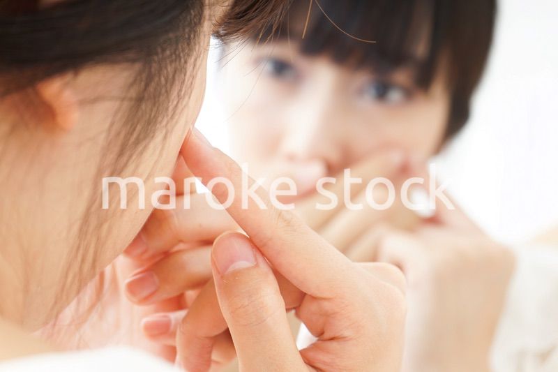 肌荒れをケアする若い女性