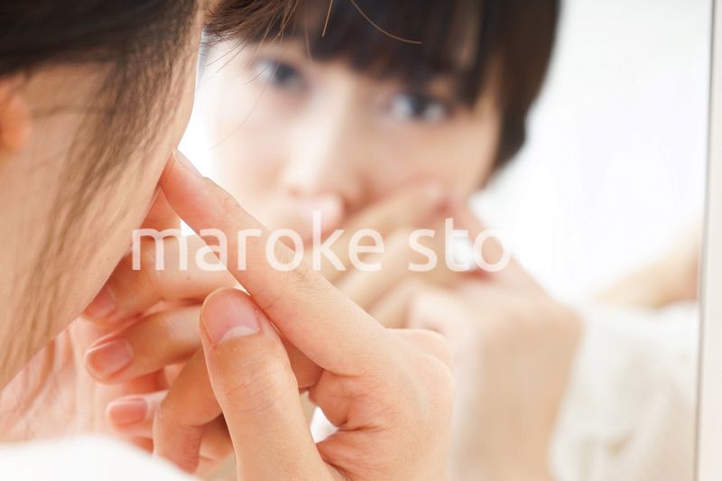 肌荒れをケアする若い女性