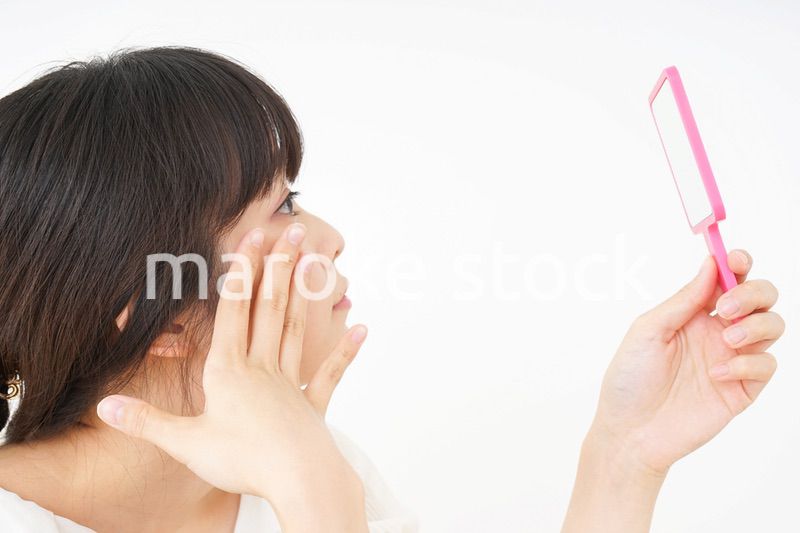 肌荒れをケアする若い女性