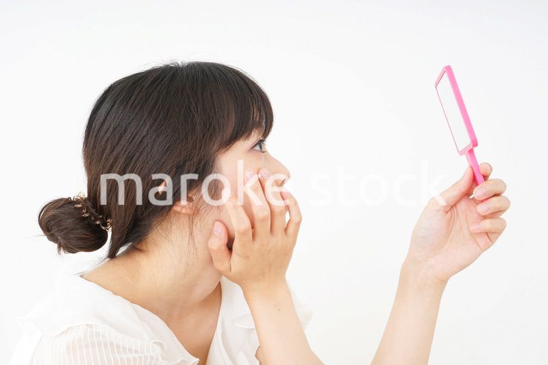 肌荒れをケアする若い女性