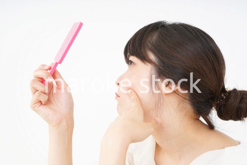 肌荒れをケアする若い女性