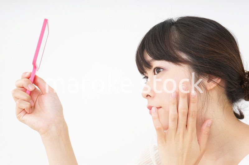 肌荒れをケアする若い女性