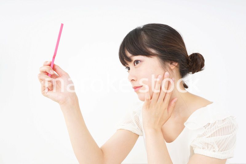 スキンケアをする若い女性