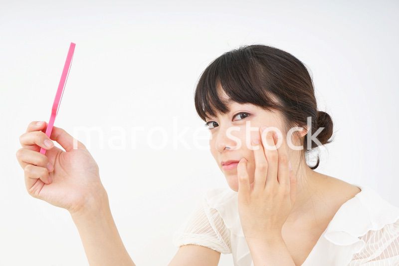 スキンケアをする若い女性