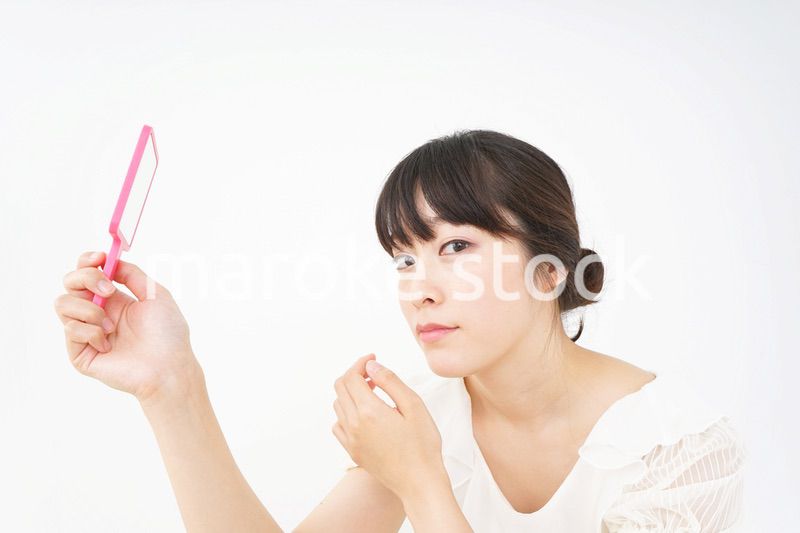 肌荒れをケアする若い女性