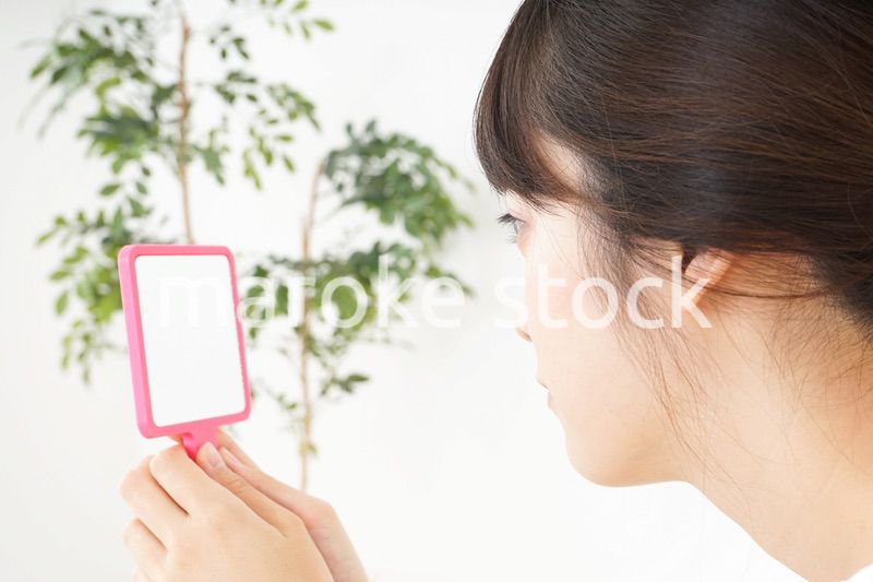 スキンケアをする若い女性