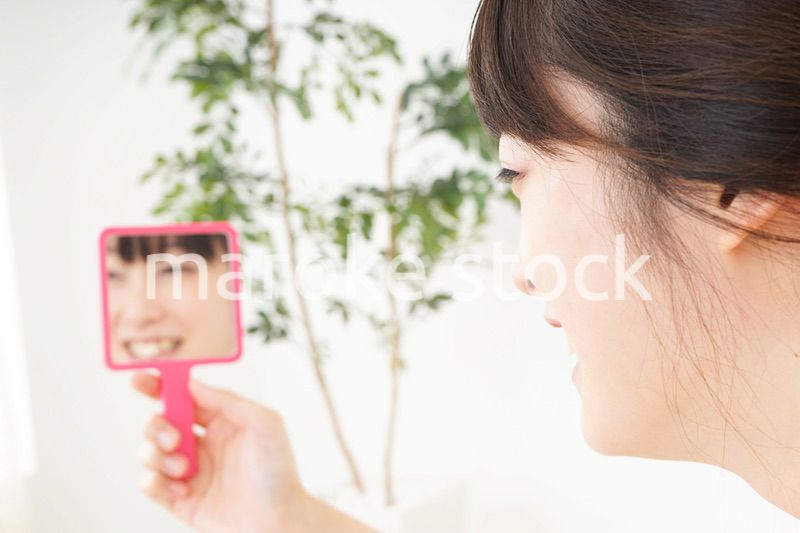 スキンケアをする若い女性