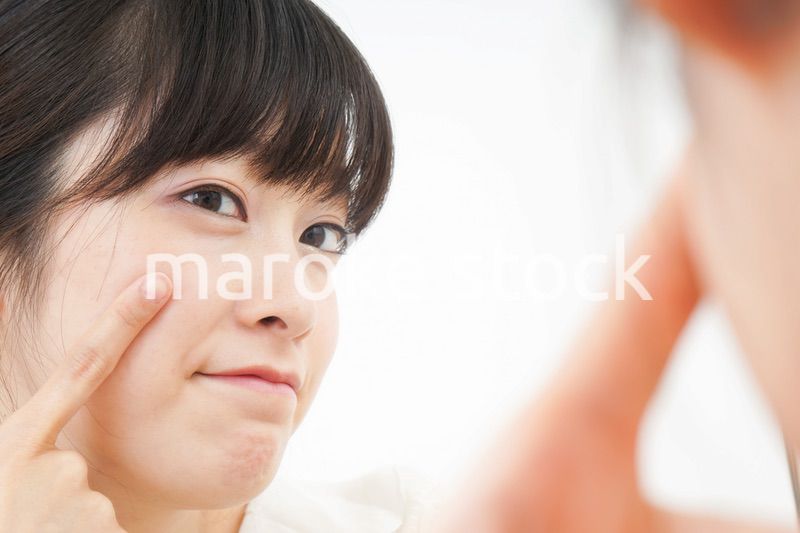 肌荒れをケアする若い女性