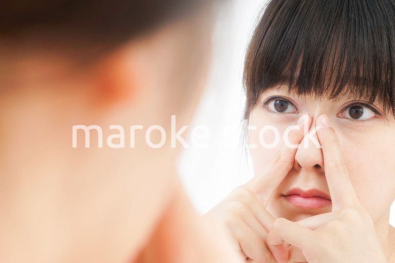 肌荒れをケアする若い女性