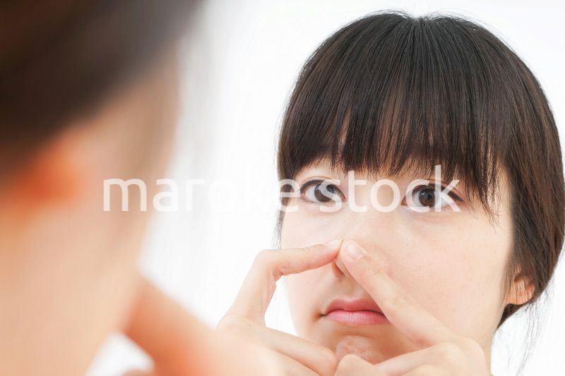 肌荒れをケアする若い女性