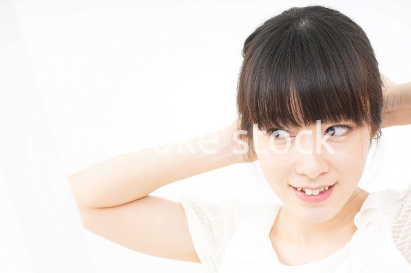 スキンケアをする若い女性