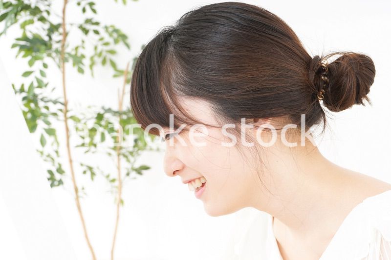 スキンケアをする若い女性