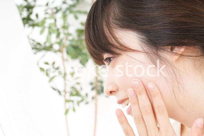 スキンケアをする若い女性