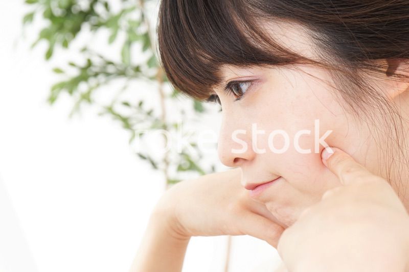 肌荒れをケアする若い女性