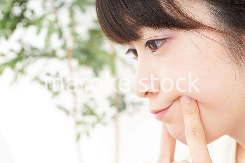 肌荒れをケアする若い女性