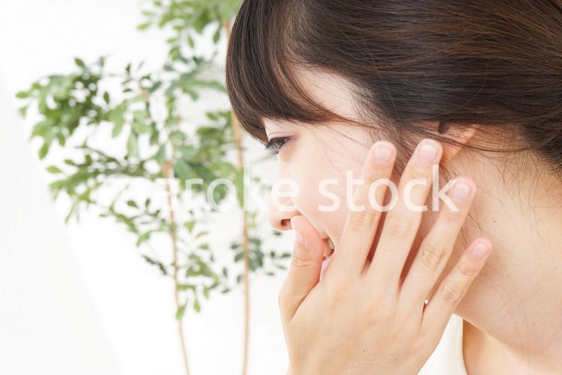 スキンケアをする若い女性