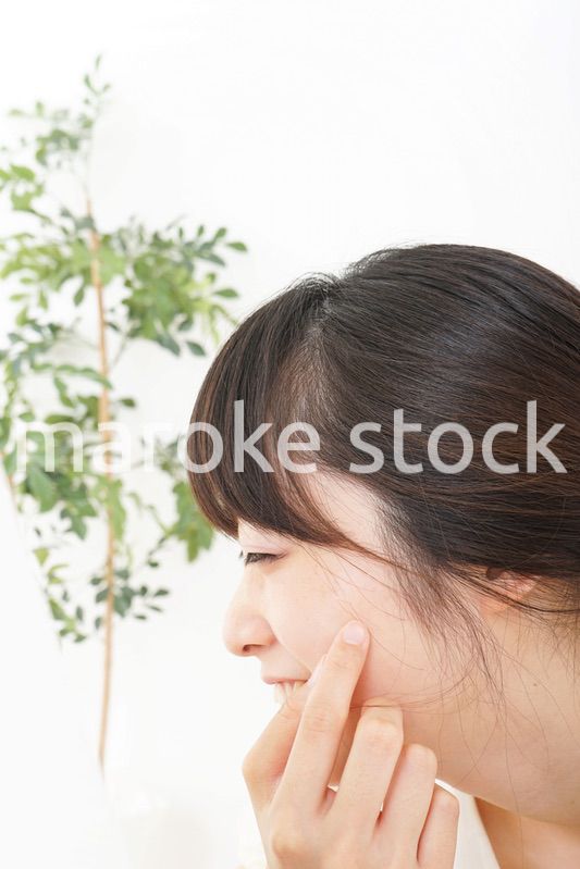 スキンケアをする若い女性