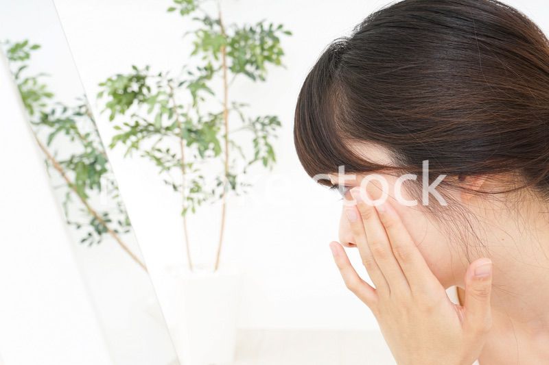 スキンケアをする若い女性