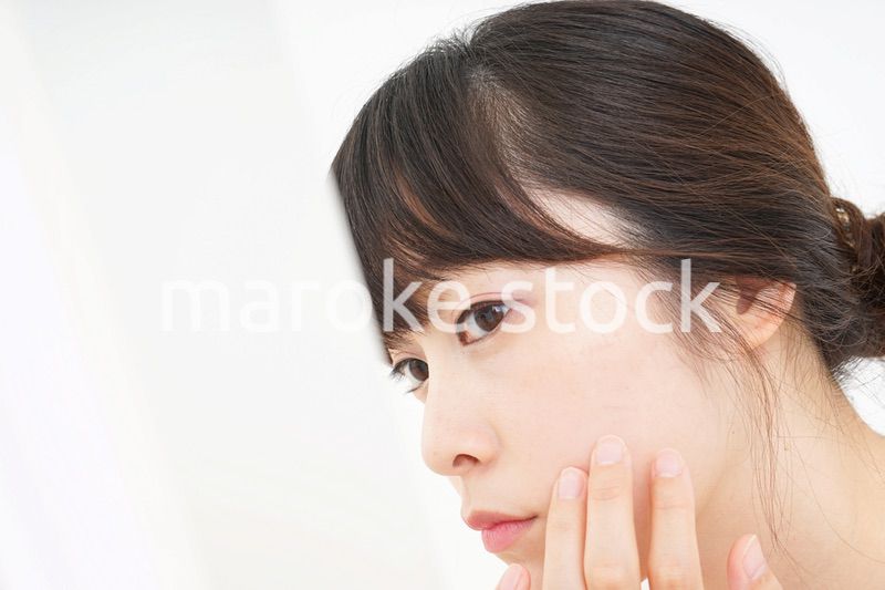 肌荒れをケアする若い女性