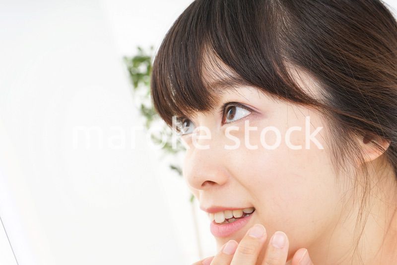 スキンケアをする若い女性